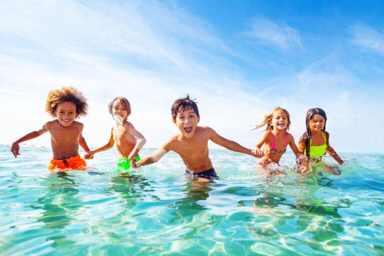 Kids laughing and playing in water at the seaside — Le Sentier des Pins à Ramatuelle