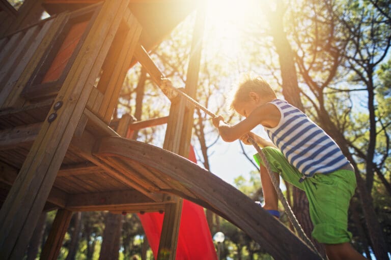 Little boy climbing on the playground — Le Sentier des Pins à Ramatuelle
