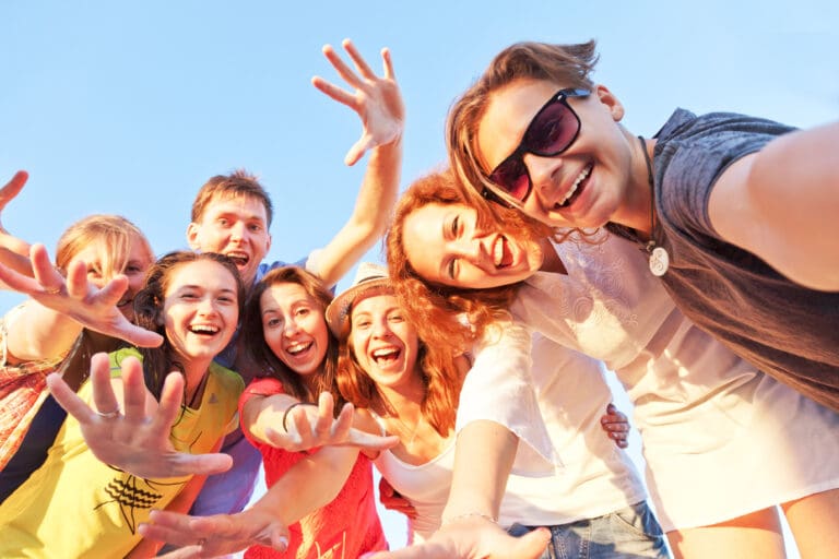 Group of happy young friends doing selfie against the blue sky — Le Sentier des Pins à Ramatuelle