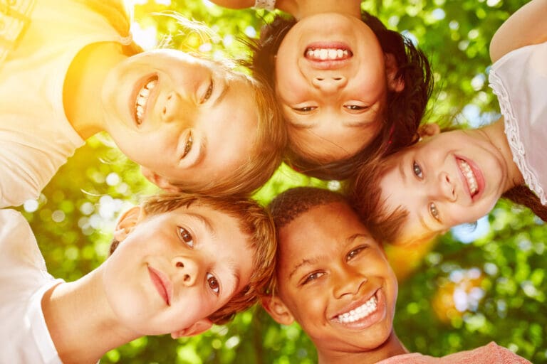 Multikulturelle Gruppe Kinder lacht — Le Village des Lavandes à Montbrun-les-Bains