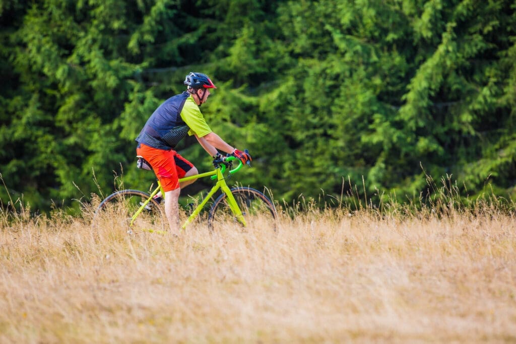 Guys riding through rural path near pine trees — Le Village des Lavandes à Montbrun-les-Bains