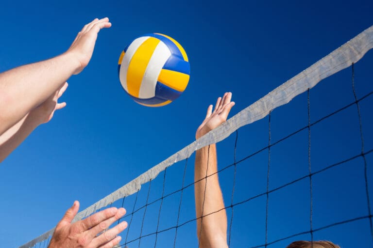 Friends playing volleyball — Le Hameau des Oliviers à Vaison-la-Romaine