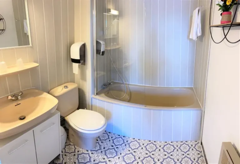 Chambre salle de bain 1 — Le Balcon des Écrins à Réallon