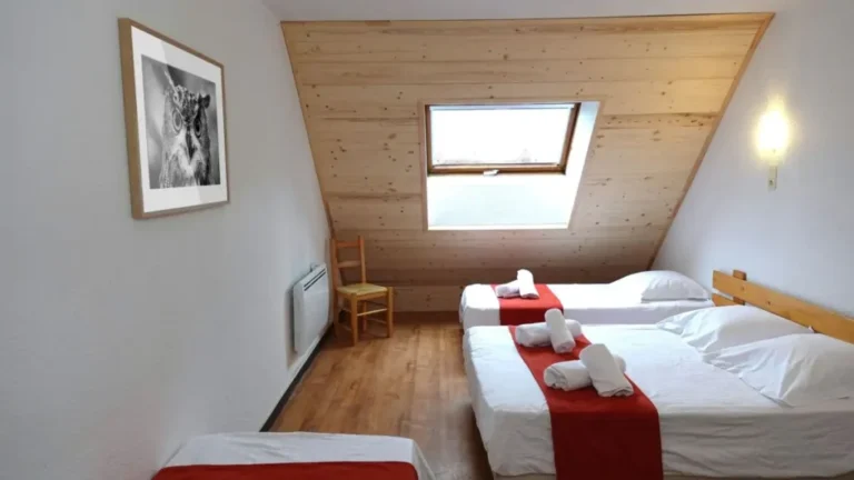 Chambre sous pente 1 — Le Balcon des Écrins à Réallon