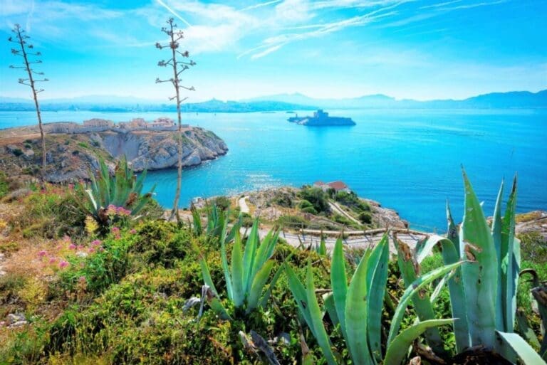 Photo — Le Village des Gréements à Marseille, îles du Frioul