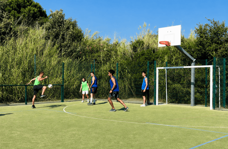 Terrain multisports — Le Sentier des Pins à Ramatuelle