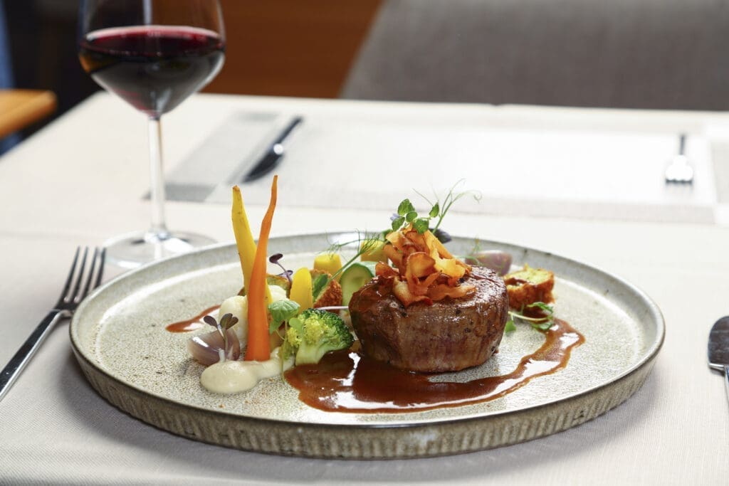 Grilled steak on plate with vegetables — Le Domaine de Sainte-Croix à Sainte-Croix
