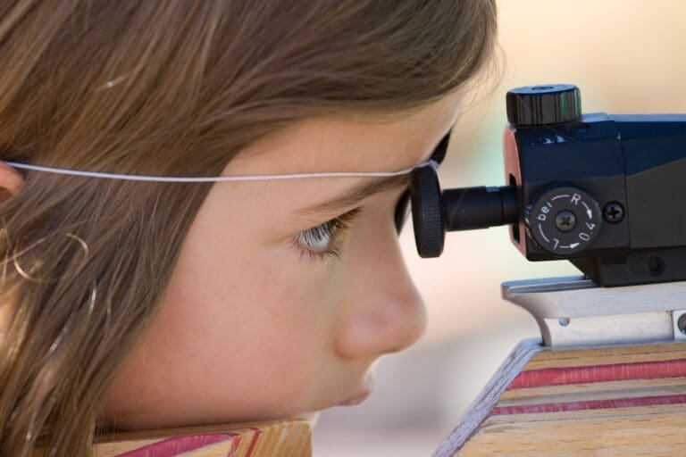 Young girl shooting biathlon rifle — Menu d'activité Les Coulmes & Les Rambins 2026
