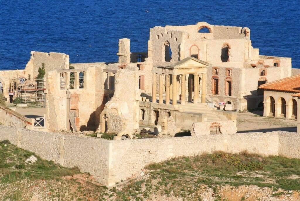 Ruins of Ratonneau Island, off — Le Village des Gréements à Marseille, îles du Frioul
