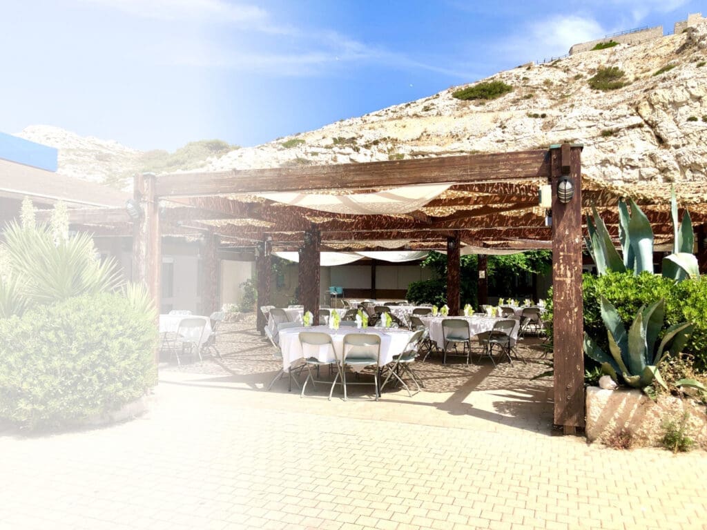 Restauration frioul terrasse fade — Le Village des Gréements à Marseille, îles du Frioul