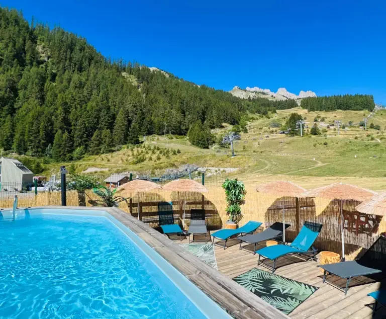 Vue piscine — Le Balcon des Écrins à Réallon