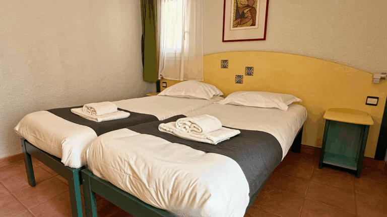 Room with two single beds – Le Hameau des Oliviers, Vaison-la-Romaine