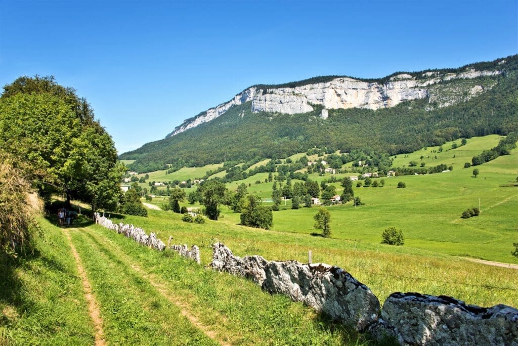 Chemin herbeux dans le Vercors, Drme, France — Le Chalet des Coulmes à Rencurel