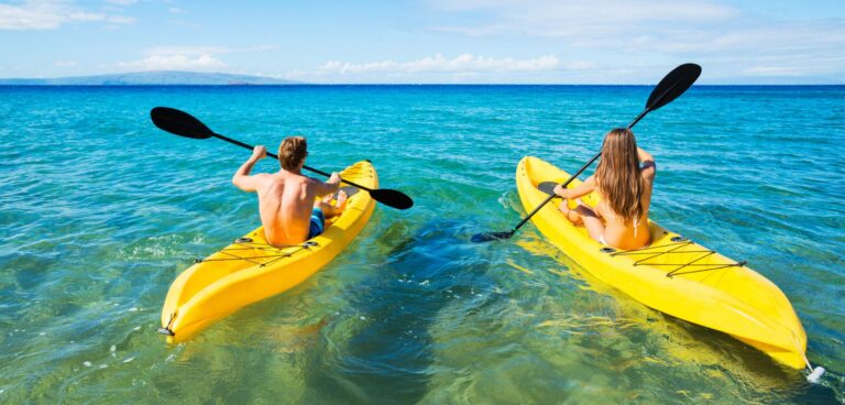 Man and Woman Kayaking in the Ocean — Toutes nos destinations