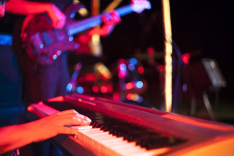 Musician playing on electric keyboard at jazz music festival — Le 1850 à Risoul