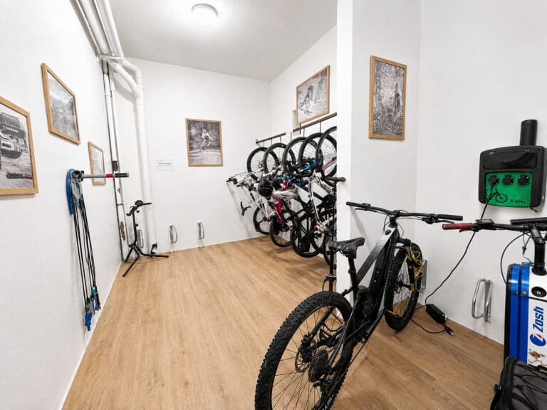 Local à vélos sécurisé — Le 1850 à Risoul