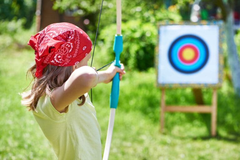 Girl with bow shooting to sport aim — Tir à l'arc