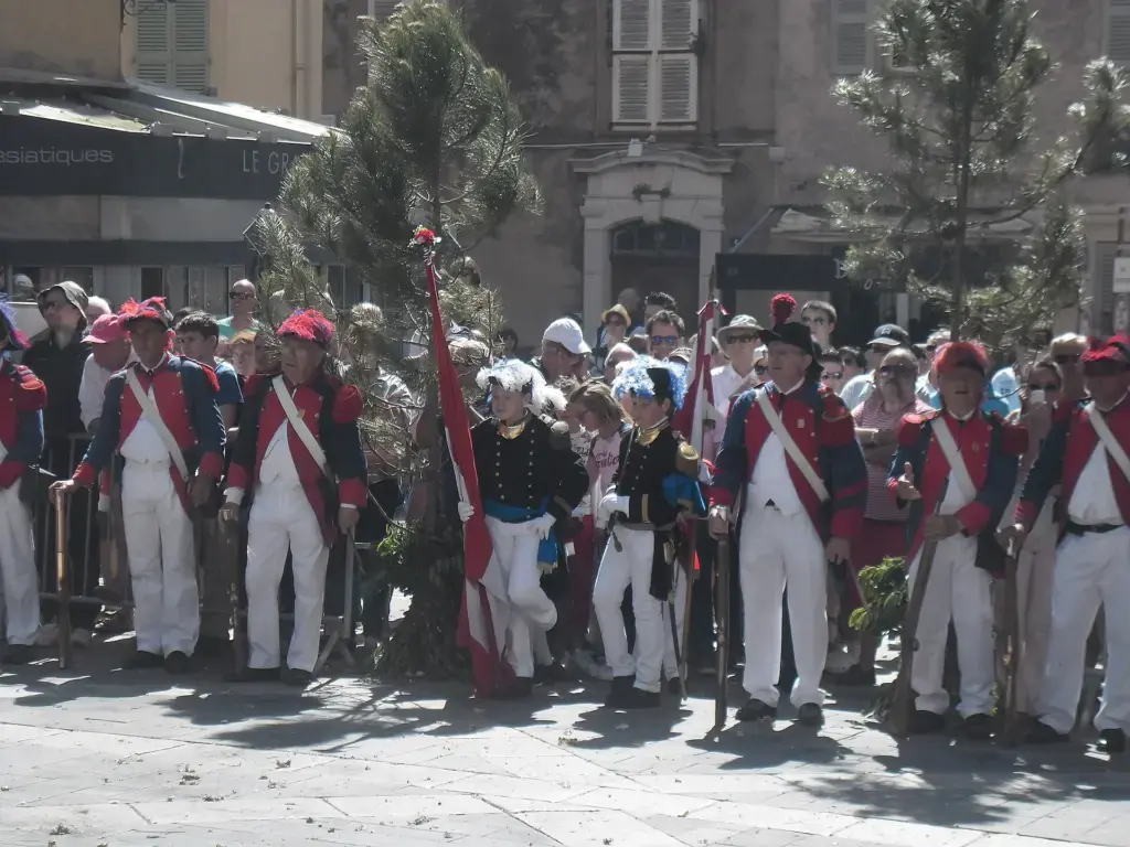 Bravadeurs en costume rouge, blanc et bleu lors des Bravades de Saint-Tropez