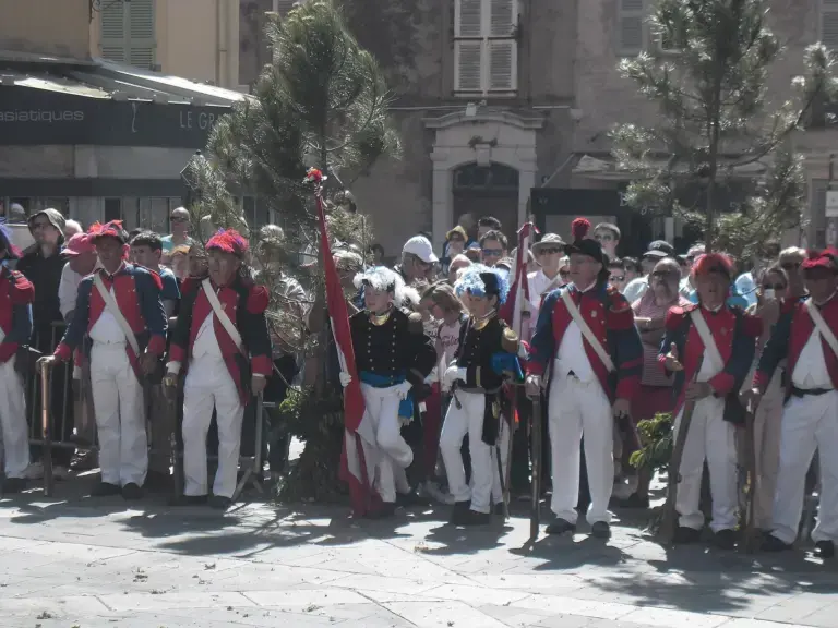 Bravadeurs en costume rouge, blanc et bleu lors des Bravades de Saint-Tropez
