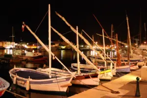 Pointus à voile latine amarrés dans le port de Saint-Tropez, le soir